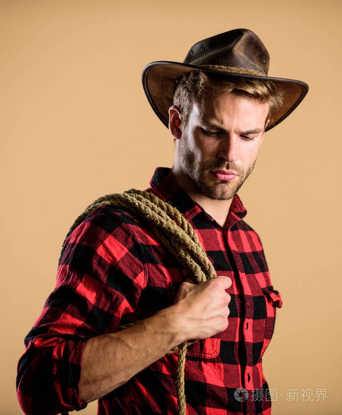 戴帽子的人拿着绳子.牧场职业.美国牛仔的套索工具.