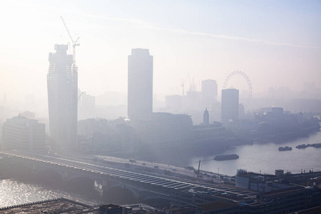 伦敦有雾的女人屋顶俯瞰伦敦雾日从圣保禄大教堂,英