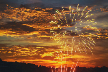 戏剧性火日落美丽的烟花表演庆祝在戏剧性的日落天空.照片