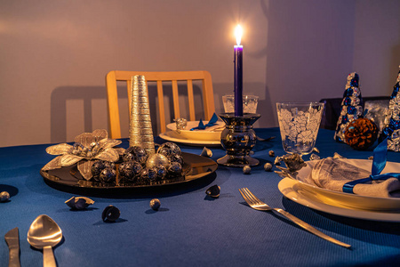 蓝色圣诞餐桌布置图片