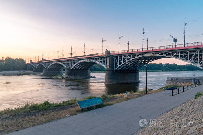 日出时的波尼亚托夫斯基大桥。