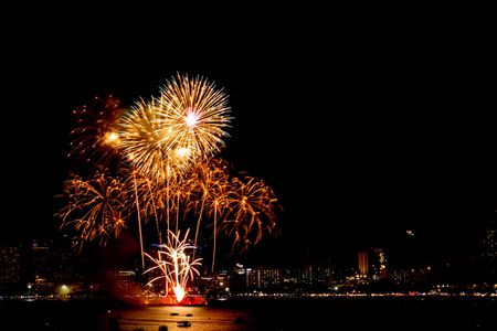 许多闪烁的烟花与夜景背景庆祝图片