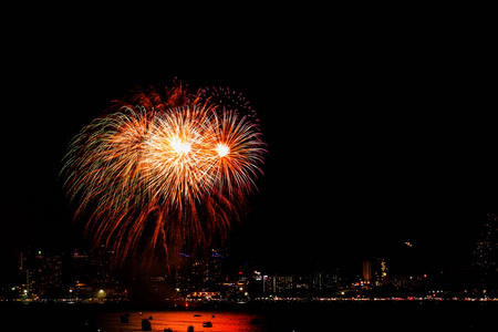 许多闪烁的烟花与夜景背景庆祝图片