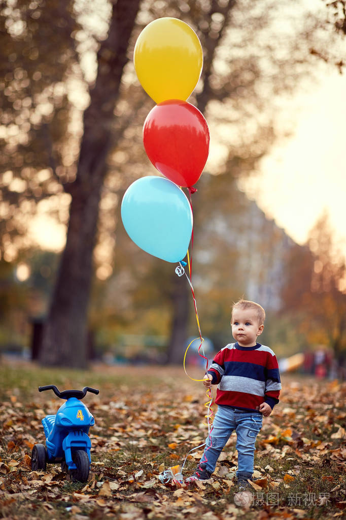 小孩拿气球的图片大全图片