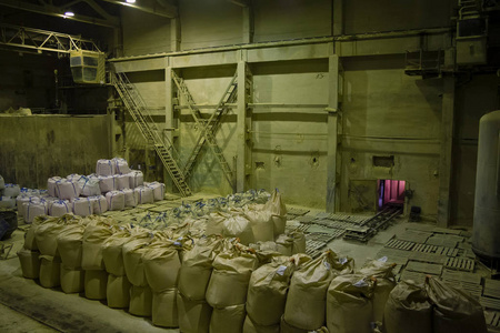 水泥厂工业厂房.有袋装产品的仓库照片