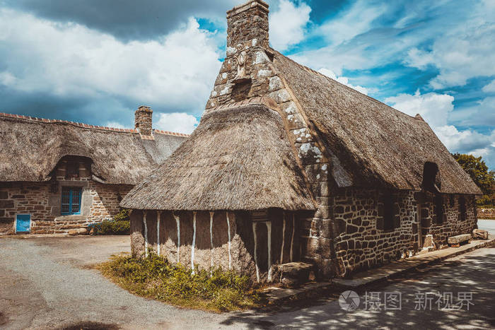 在法国的布列塔尼地区,一个美丽的石头的茅草屋顶的房子.有趣的欧洲