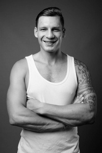 中学男照摄影棚拍摄肌肉男黑白照照片