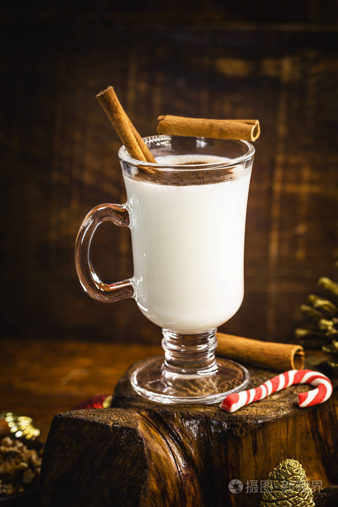 蛋奶酒蛋奶酒是一种美国产的酒精饮料或鸡尾酒与蛋酒非常相似但可能