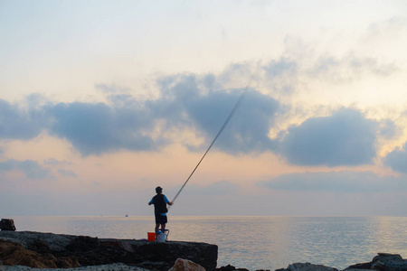 拿着钓竿的人图片