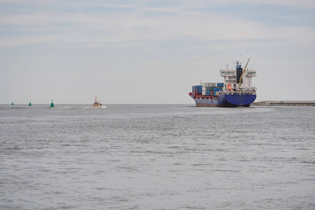 运输船从港口出发驶向波罗的海照片