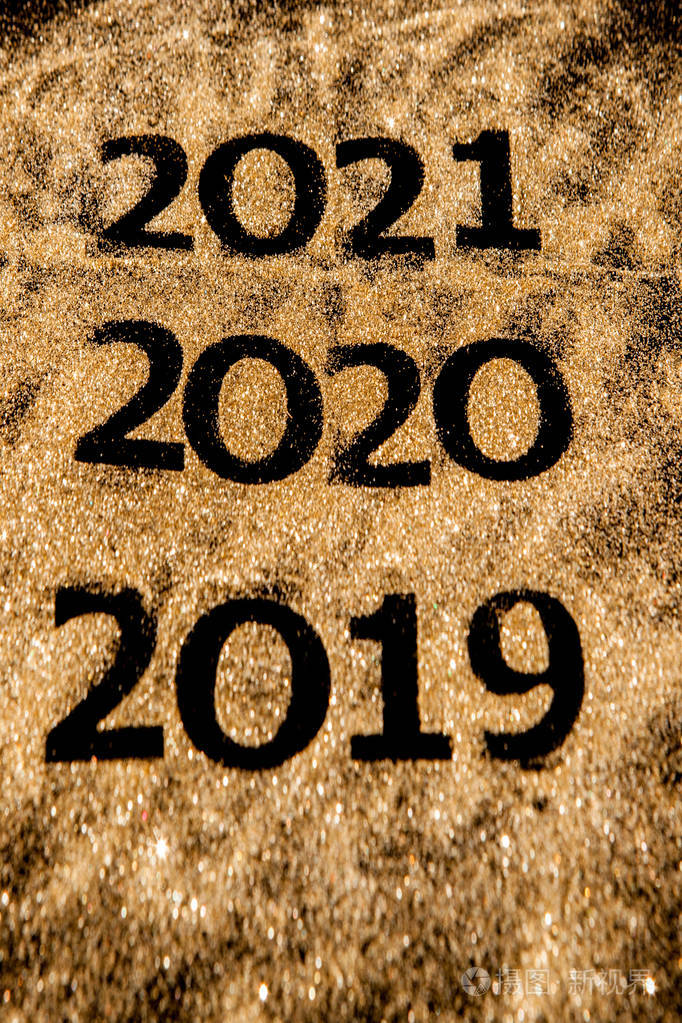 2019年至2020年美丽闪亮的金色数字黑色背景设计新年快乐概念