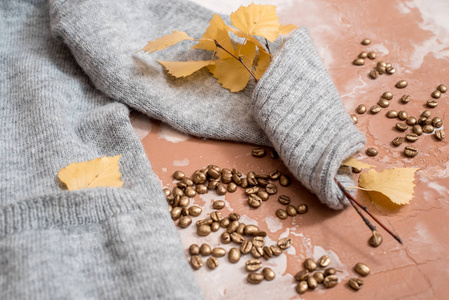 秋天的相关配件就白了帽子围巾咖啡杯等小物件顶视图
