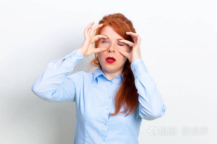 疲惫的女孩试图睁开眼睛女人想睡得要命却有严重的失眠工作的最后期限