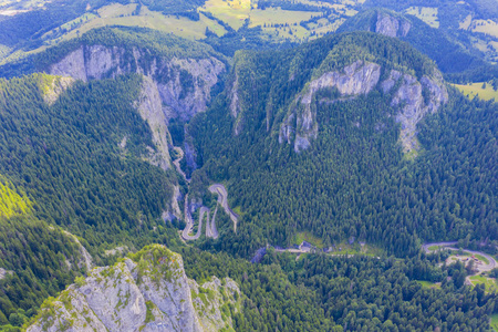 山间峡谷蜿蜒的道路图片