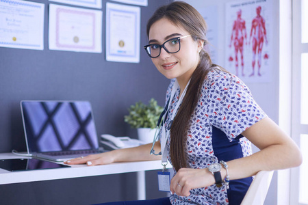 女人说话两个男人在沙滩上冲浪的朋友老夫妇坐在长凳上快乐的老人坐在