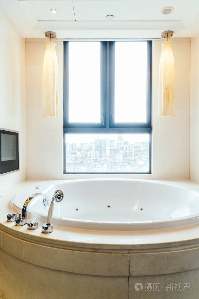 浴室内部有漂亮的豪华浴缸装饰