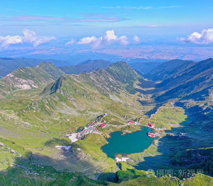 罗马尼亚喀尔巴阡山脉的绿色山地景观