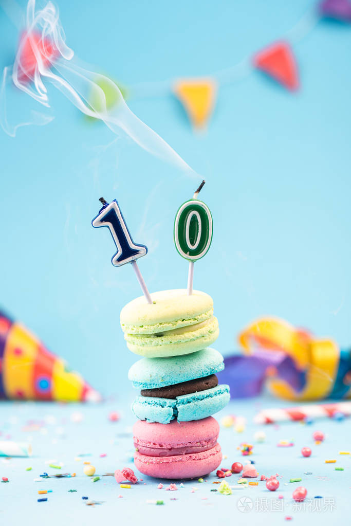 10岁生日贺卡蜡烛用五颜六色的金刚鹦鹉吹灭
