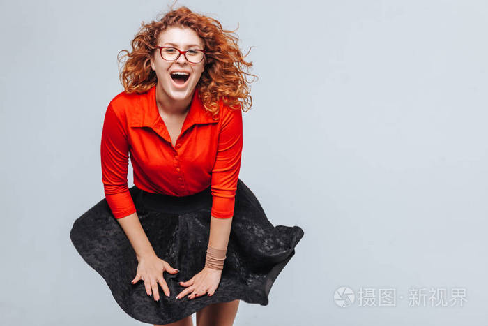 风吹起了她的裙子红发女孩穿红色上衣