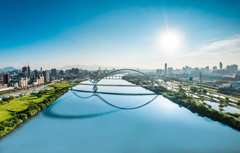 顶视图白色桌子上的空白橙色皮革日记