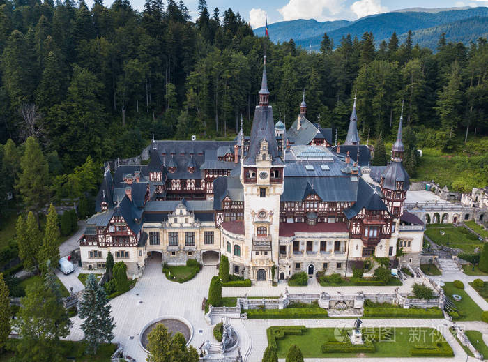 欧洲喀尔巴阡山脉西奈亚著名的新文艺复兴城堡和装饰花园.