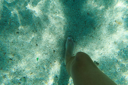 水下岩石沙子和石头美丽的沙质和岩石海底