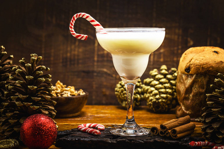 玻璃蛋奶酒,各种成分,食物和圣诞装饰物的背景,圣诞球和意大利薄饼
