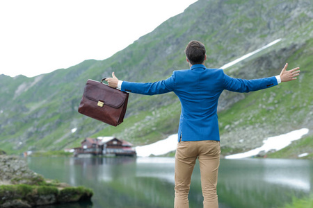 后视图的聪明休闲男子张开双臂拥抱纳特照片