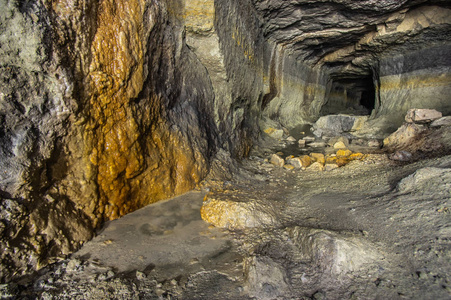 幽灵般的洞穴图片