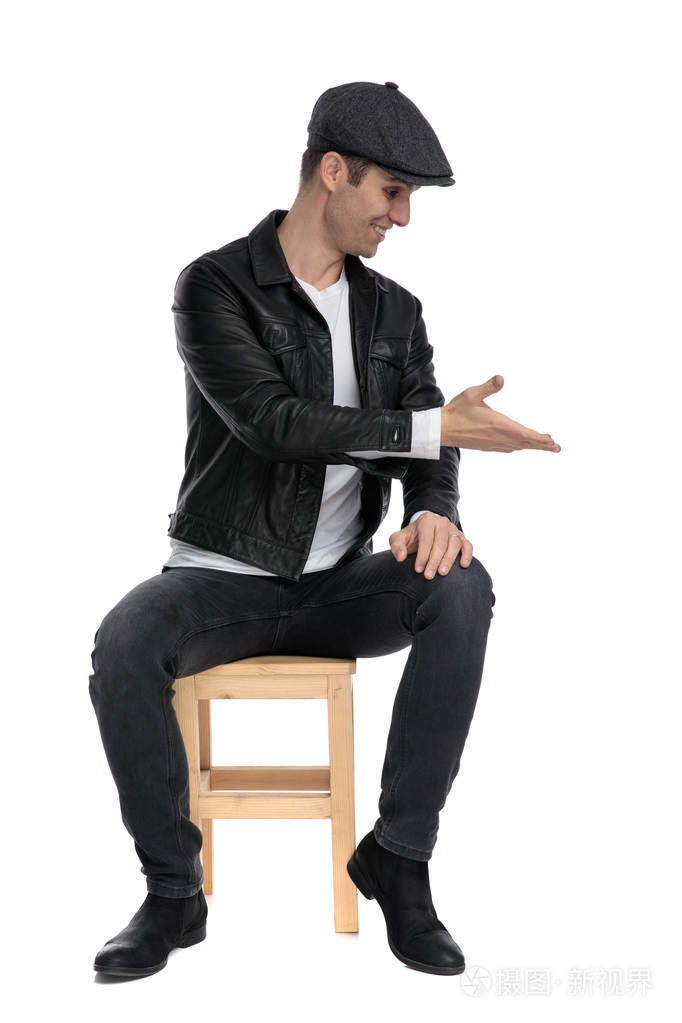 坐着的休闲男士向一旁俯视幸福