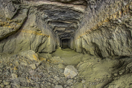 废弃的老矿井照片