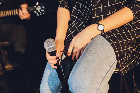晚会表演年轻女子在卡拉ok唱歌,手持麦克风特写镜头.