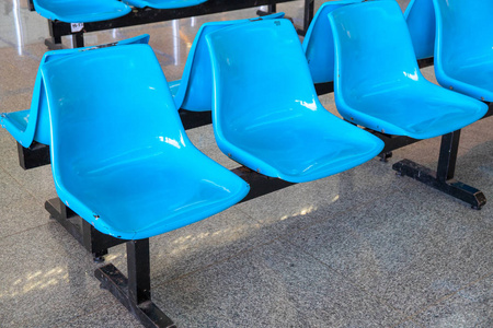 蓝色塑料椅排为客户,公共场所设施.公共办公室客户的新长椅.