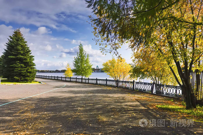 晴天城市公园的秋景。下塔吉尔，斯维尔德洛夫斯克地区，俄罗斯。