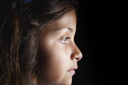 侧面小女孩图片