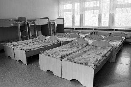 寄宿学校,孤儿院,流离失所儿童中心,难民中心或临时住宿中心的床位