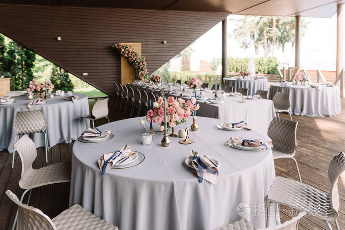 餐厅的圆桌宴会现代婚礼装饰