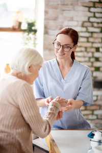 给人像戴眼镜戴眼镜的医务人员给病人服药照片