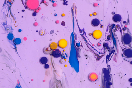 质感素材黄色亚克力颜料球抽象质感.紫色,蓝色,粉色和黄色液体混合.