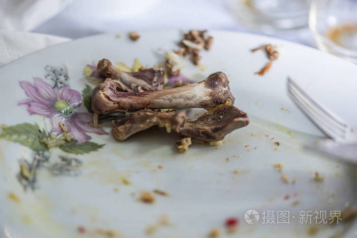 吃完后把鸡骨头放在盘子里