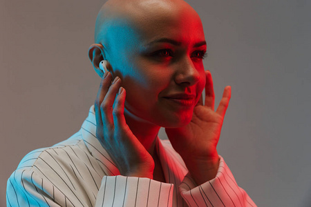 一个穿着夹克的漂亮光头女人的画像照片