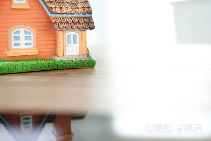 木桌上的房子模型 房地产经纪人工作场所 照片 正版商用图片2oodes 摄图新视界