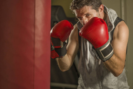 健身房锻炼肖像有吸引力和凶猛的拳击手男子30到40岁拳击手套在健身