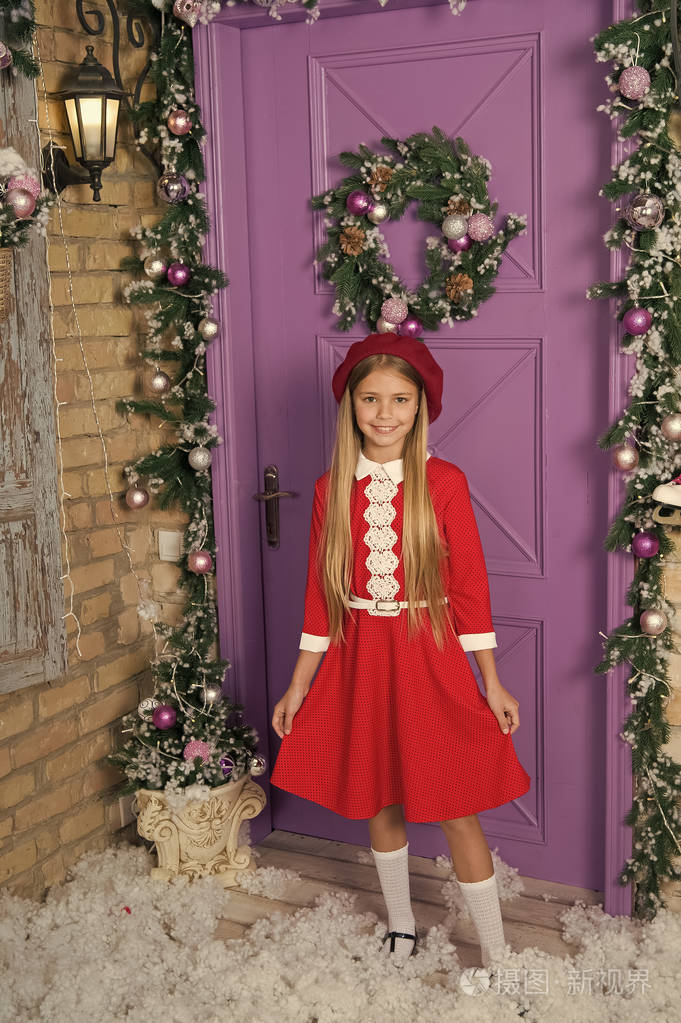 造型时尚的小模特.圣诞节装饰上的小时尚.时尚女孩去参加圣诞晚会.