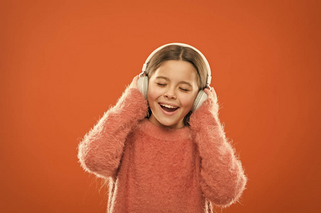 宣传片音乐推荐享受声音.可爱的小女孩戴着耳机听音乐.