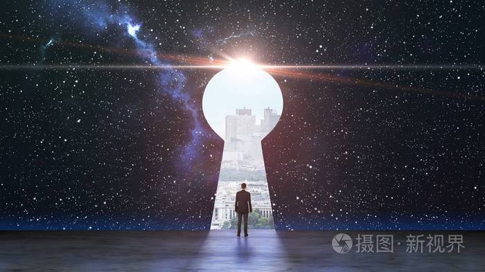 商人找到无限可能的钥匙男人站在通往未来的门洞里