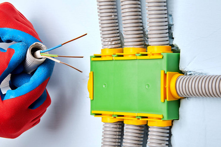 电工接线电工安装了一个隐藏的接线盒.照片