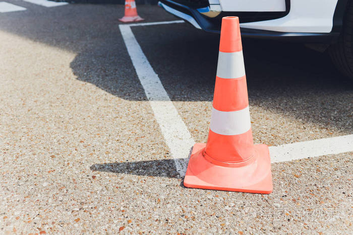 障碍物.通道关闭.车道关闭.禁止进入.保护区和限制区.铺在沥青路面上
