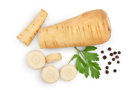 防风根和切片与欧芹胡椒分离在白色背景特写.俯视图.平铺照片