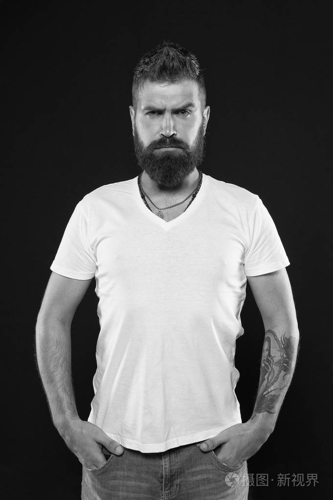 造型和修剪胡须护理.留着胡子的自信的潮人.胡须时尚与理发理念.